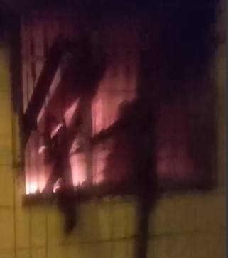 Uykudayken dehşeti yaşadılar! Üç çocuklu ailenin evi molotofla kundaklandı 2